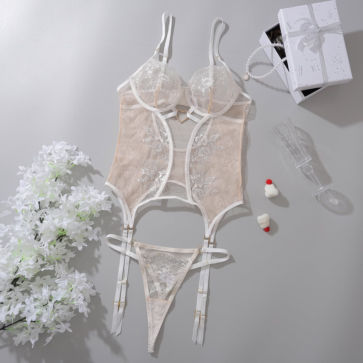 Soléa – Luxuriöses Dessous-Set aus Spitze mit Strapsen
